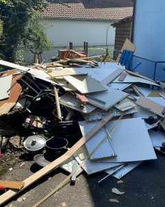 Möbelteile und Haushaltsgegenstände vor einem Gebäude